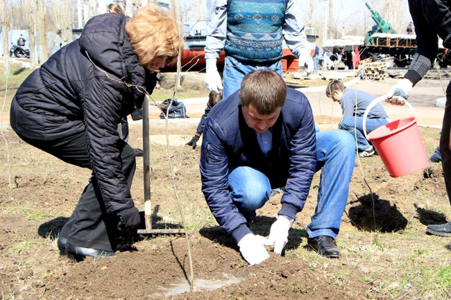 Работники областного правительства провели субботник в Парке Победы