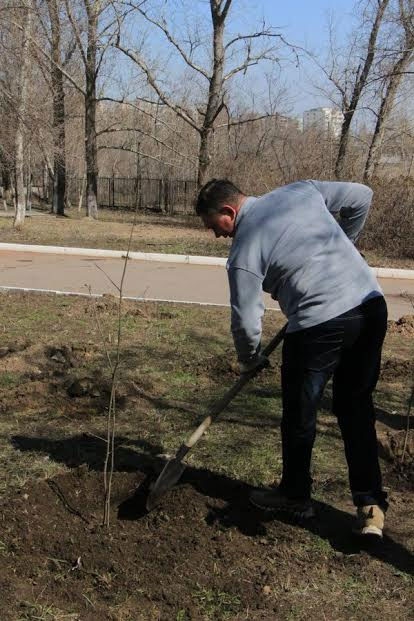 Работники областного правительства провели субботник в Парке Победы