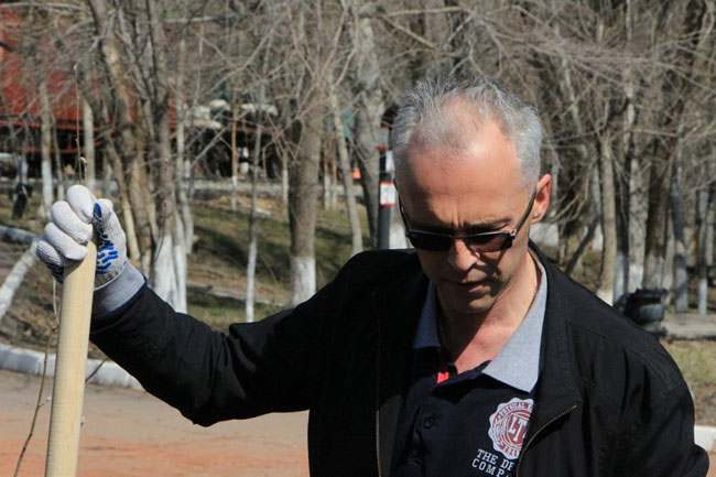 Работники областного правительства провели субботник в Парке Победы