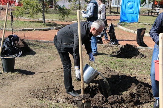 Работники областного правительства провели субботник в Парке Победы