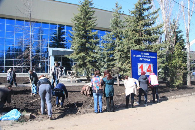 Работники областного правительства провели субботник в Парке Победы