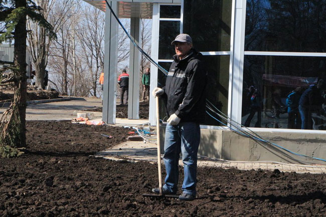 Работники областного правительства провели субботник в Парке Победы