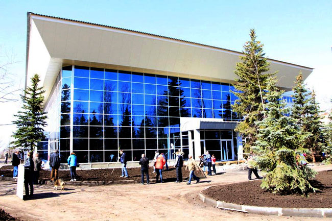 Работники областного правительства провели субботник в Парке Победы