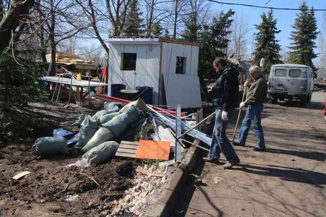 Работники областного правительства провели субботник в Парке Победы