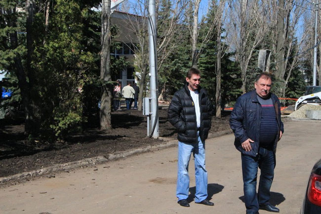 Работники областного правительства провели субботник в Парке Победы