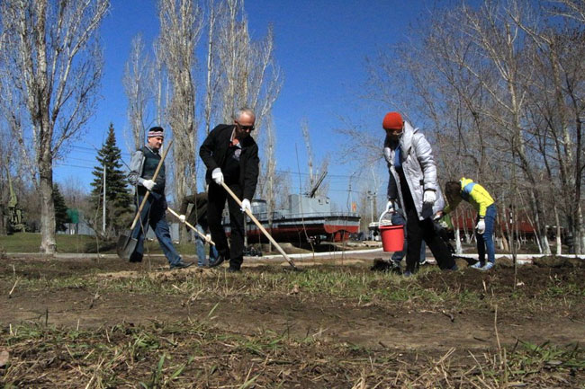 Работники областного правительства провели субботник в Парке Победы