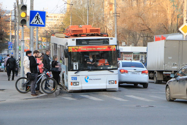 На Чернышевского троллейбус провалился в яму
