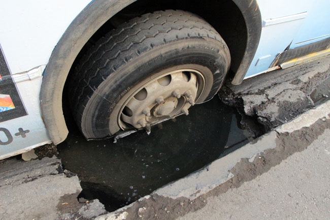 На Чернышевского троллейбус провалился в яму