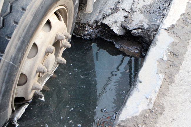 На Чернышевского троллейбус провалился в яму