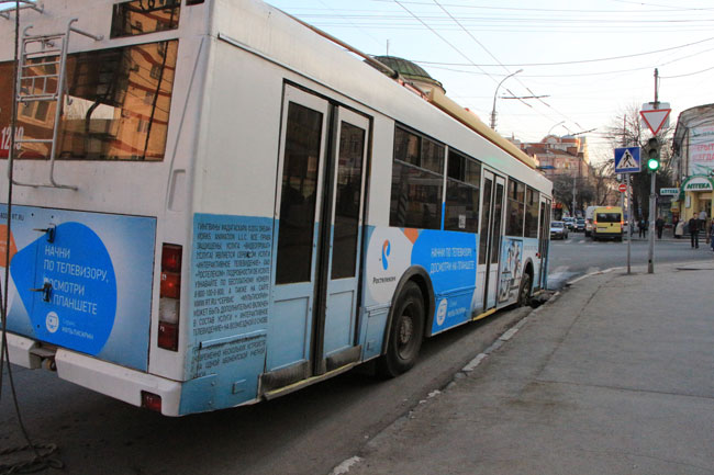 На Чернышевского троллейбус провалился в яму