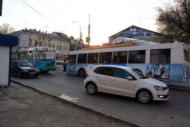 На Чернышевского троллейбус провалился в яму