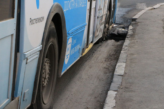На Чернышевского троллейбус провалился в яму