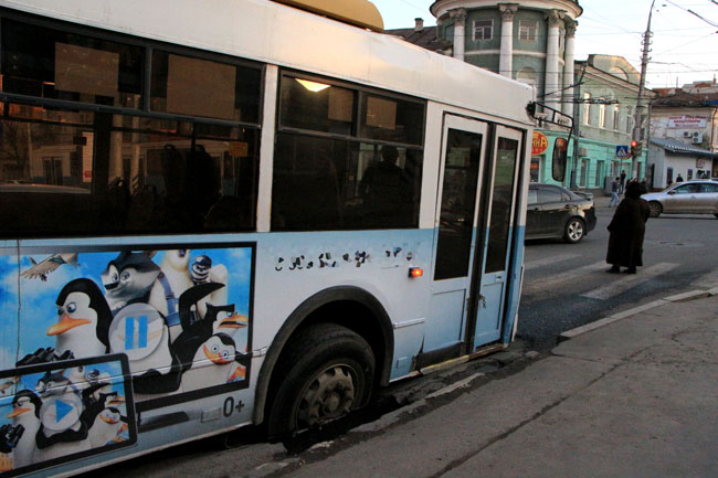 На Чернышевского троллейбус провалился в яму