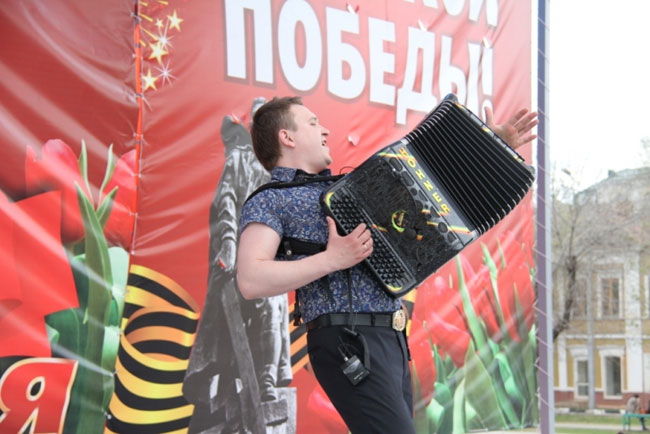 На центральной площади Энгельса прошла акция «Салют Победы»