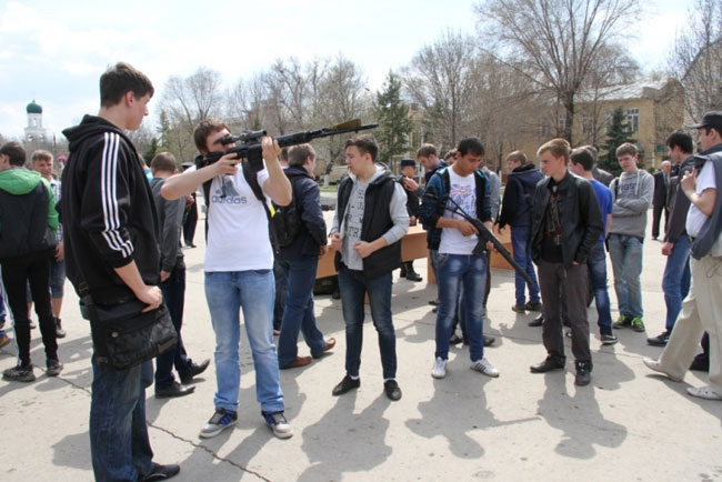 На центральной площади Энгельса прошла акция «Салют Победы»