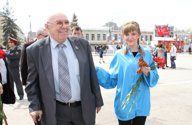 На центральной площади Энгельса прошла акция «Салют Победы»