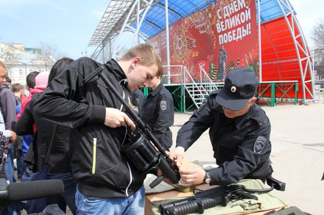 На центральной площади Энгельса прошла акция «Салют Победы»