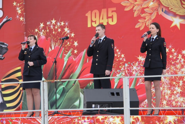 На центральной площади Энгельса прошла акция «Салют Победы»