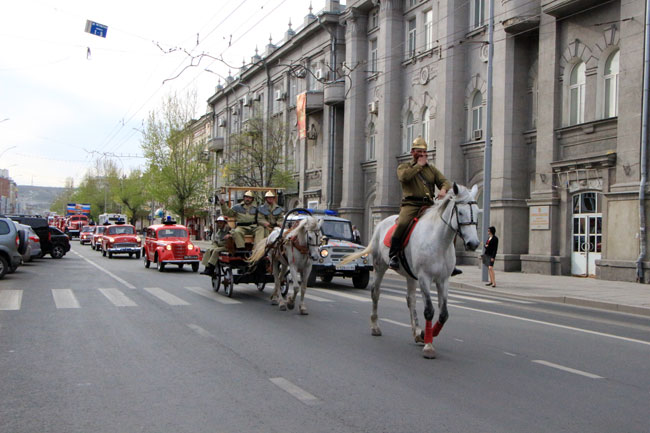 По Московской проехала колонна раритетных пожарных авто