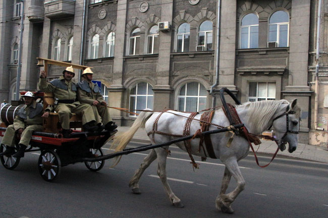 По Московской проехала колонна раритетных пожарных авто