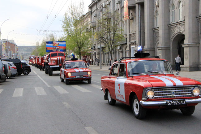 По Московской проехала колонна раритетных пожарных авто