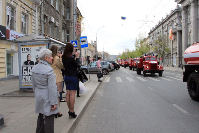 По Московской проехала колонна раритетных пожарных авто