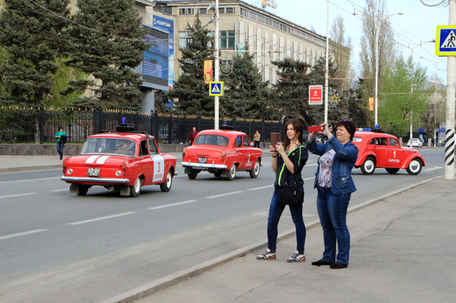 По Московской проехала колонна раритетных пожарных авто