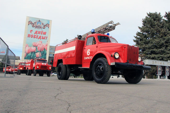 По Московской проехала колонна раритетных пожарных авто