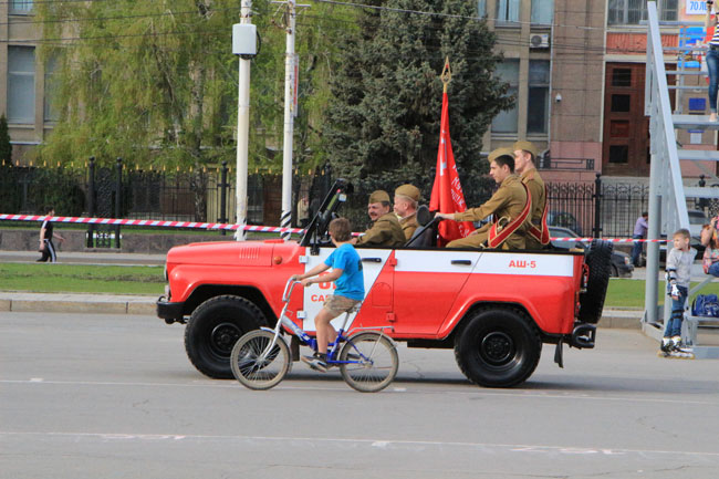 По Московской проехала колонна раритетных пожарных авто