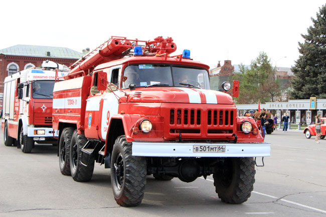 По Московской проехала колонна раритетных пожарных авто