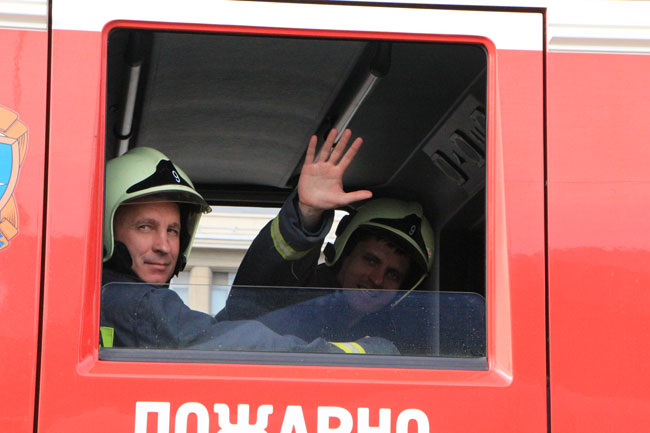 По Московской проехала колонна раритетных пожарных авто