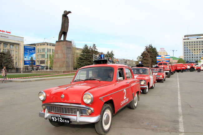 По Московской проехала колонна раритетных пожарных авто