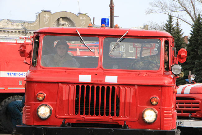 По Московской проехала колонна раритетных пожарных авто