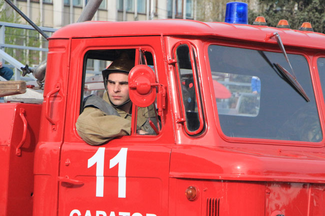 По Московской проехала колонна раритетных пожарных авто