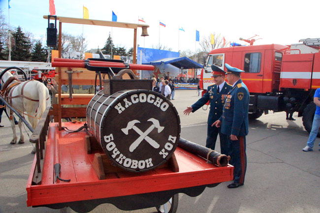 По Московской проехала колонна раритетных пожарных авто