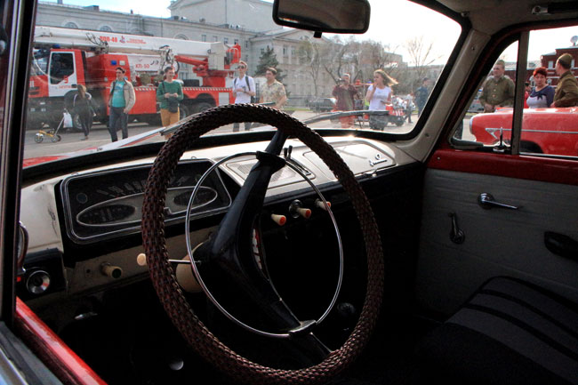 По Московской проехала колонна раритетных пожарных авто