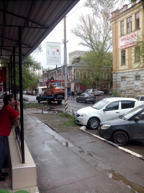 На Соборной эвакуатор протаранил припаркованную иномарку