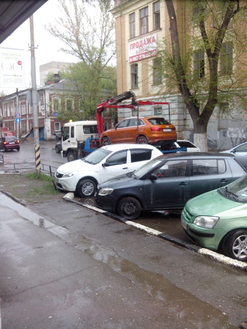 На Соборной эвакуатор протаранил припаркованную иномарку