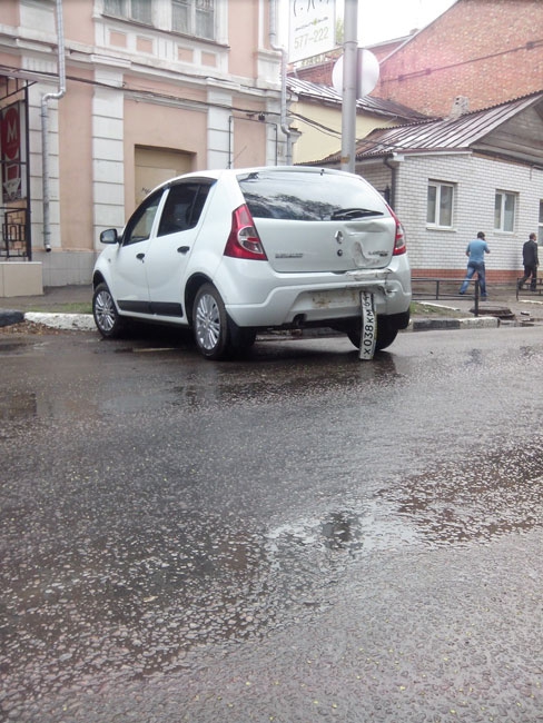 На Соборной эвакуатор протаранил припаркованную иномарку