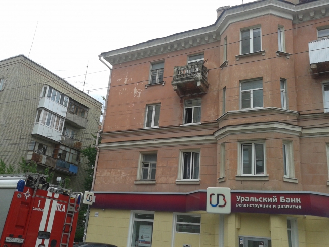 В центре Саратова пожарные эвакуировали девочку из окна квартиры