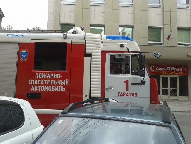 В центре Саратова пожарные эвакуировали девочку из окна квартиры