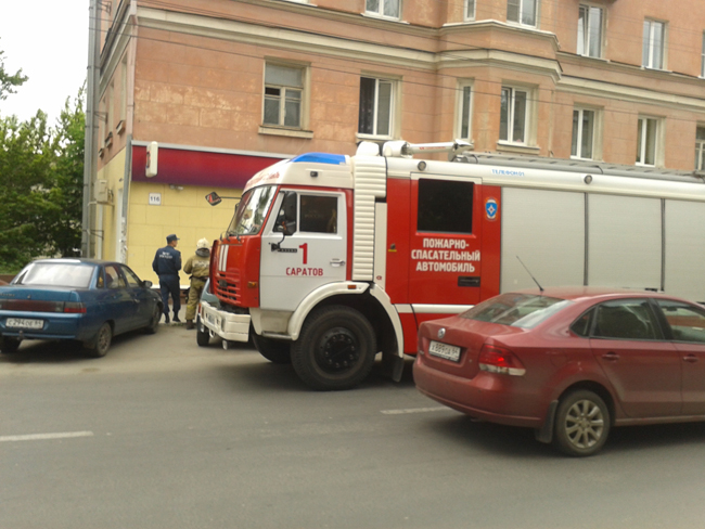 В центре Саратова пожарные эвакуировали девочку из окна квартиры