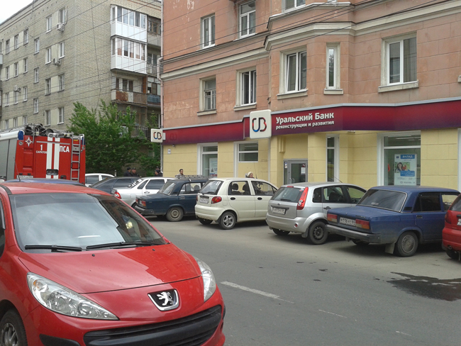 В центре Саратова пожарные эвакуировали девочку из окна квартиры