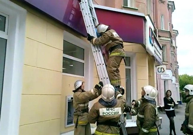 В центре Саратова пожарные эвакуировали девочку из окна квартиры