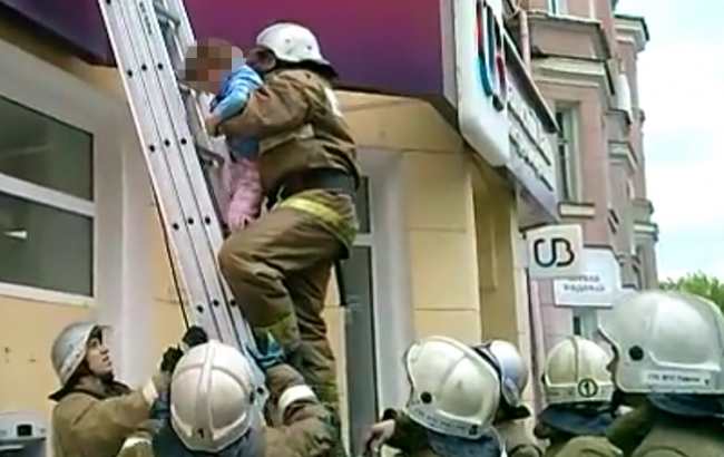 В центре Саратова пожарные эвакуировали девочку из окна квартиры