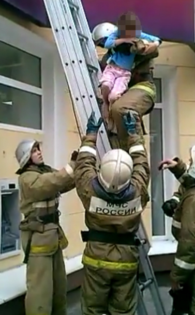 В центре Саратова пожарные эвакуировали девочку из окна квартиры