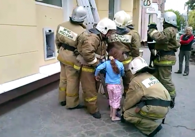 В центре Саратова пожарные эвакуировали девочку из окна квартиры
