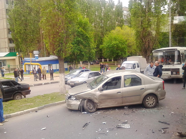 На проспекте Строителей столкнулись 4 автомобиля и автобус