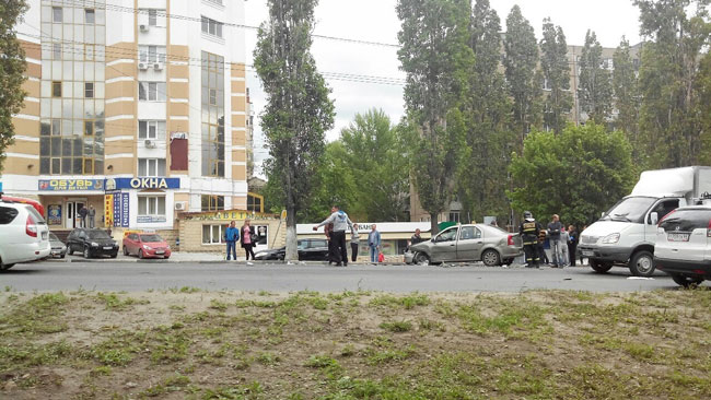 На проспекте Строителей столкнулись 4 автомобиля и автобус