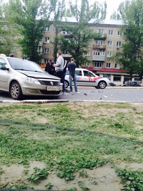 На проспекте Строителей столкнулись 4 автомобиля и автобус